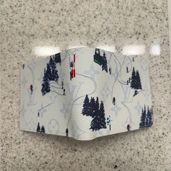 LOUIS VUITTON White Ski
Bifold Wallet - Picture 4 of 4